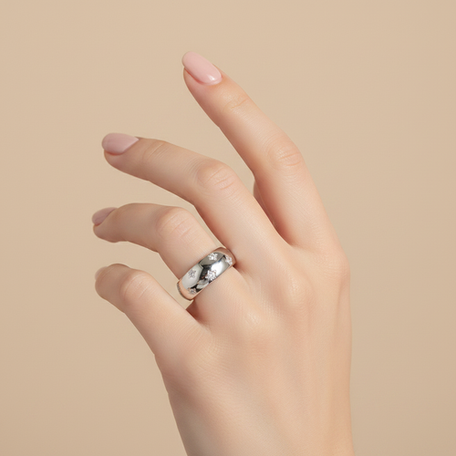 Bague sur main fond beige