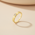 Bague - vue 3/4 fond beige