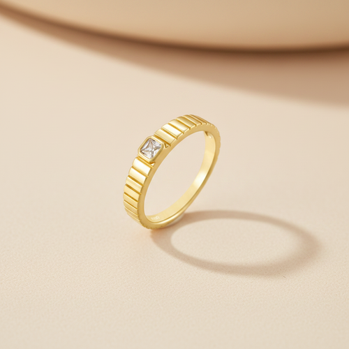 Bague - vue 3/4 fond beige