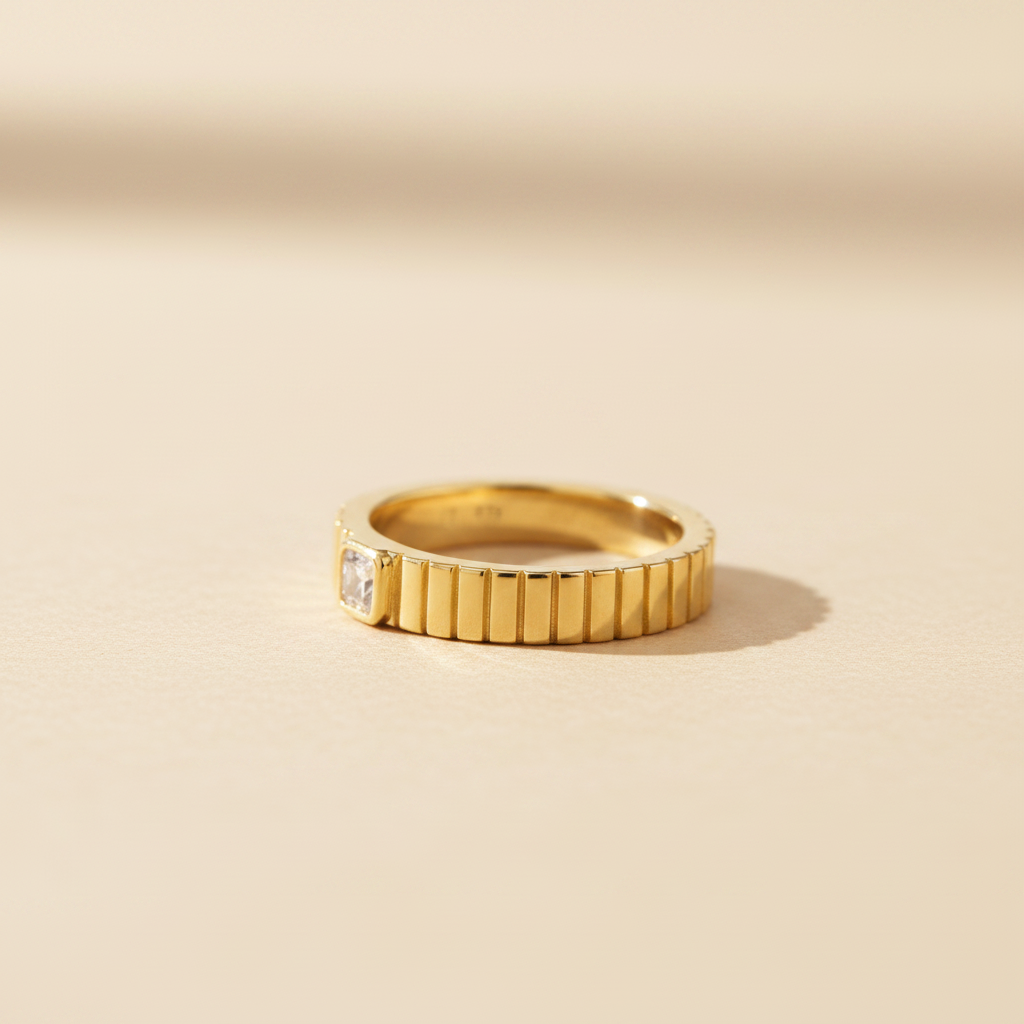 Bague - vue de côté fond beige