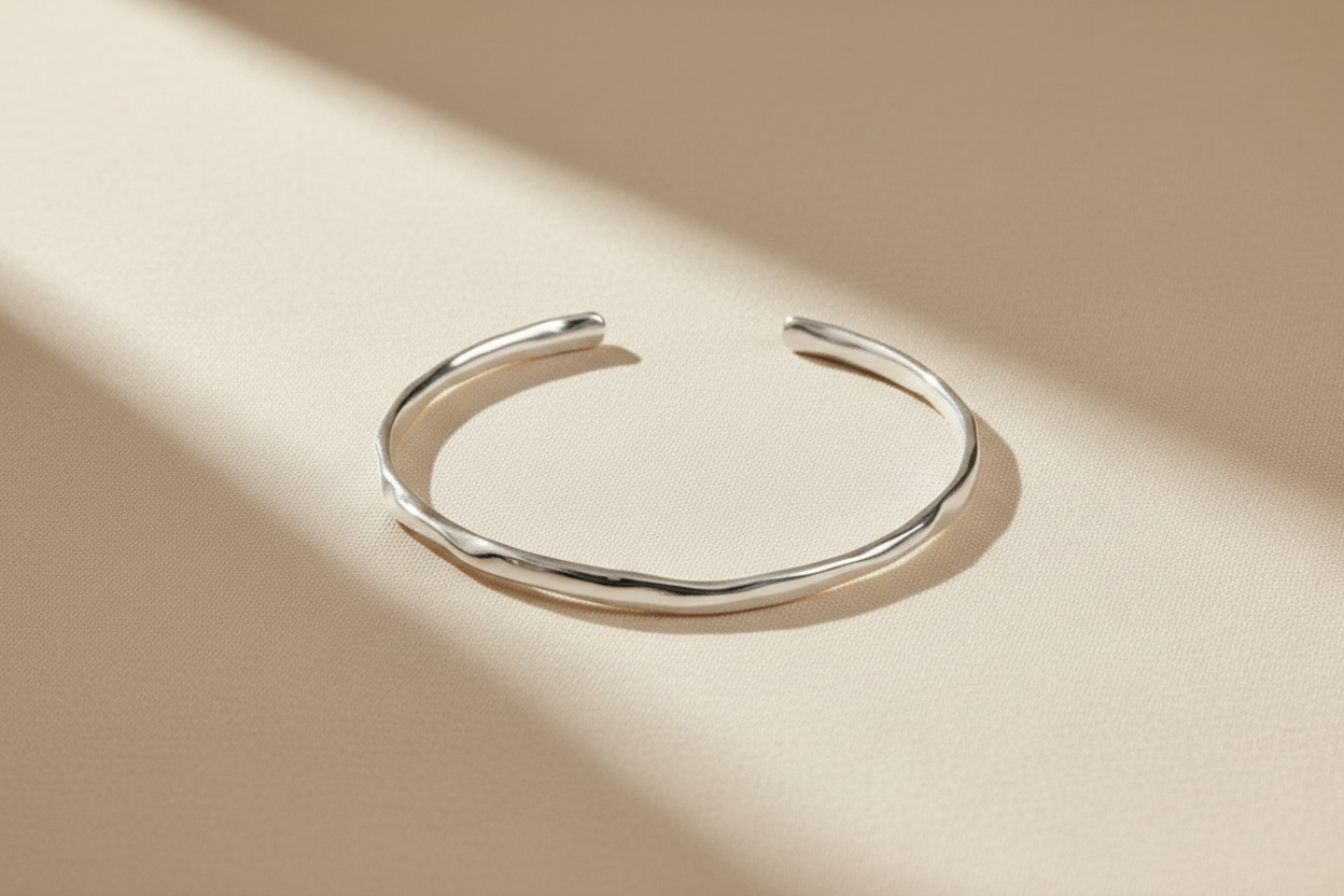 Bracelet argent fond beige