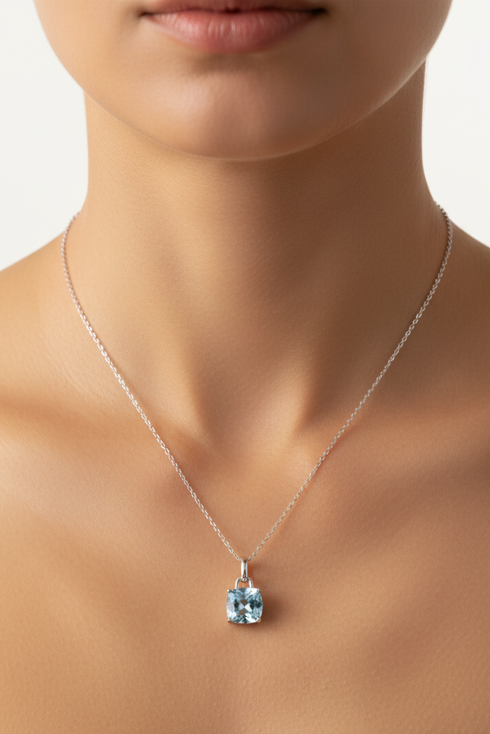 Collier Aigue-Marine porté pendentif plus petit