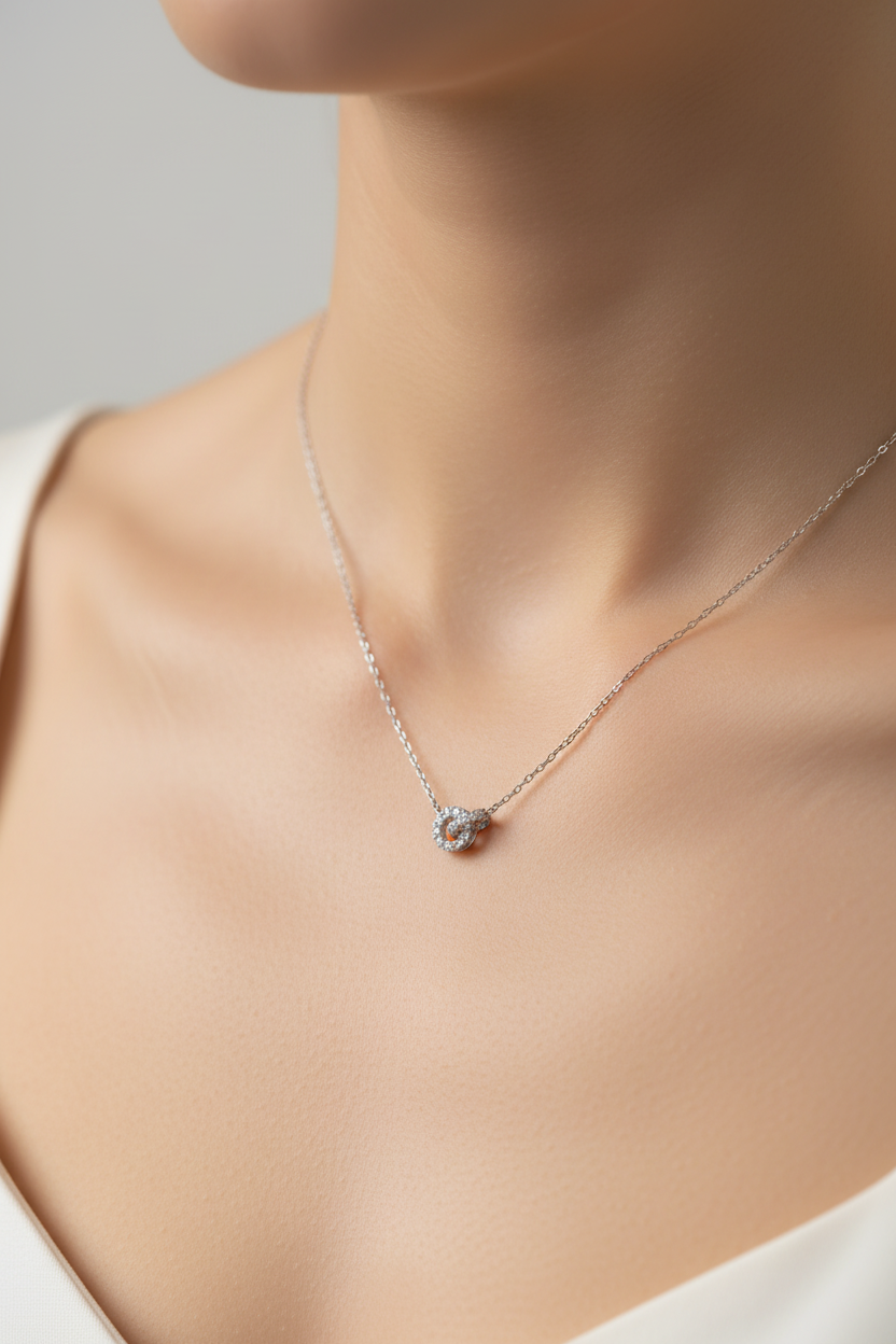 Collier argent cercle zircon porté