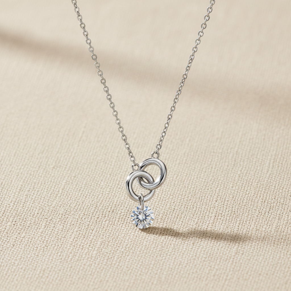 Collier argent flat lay