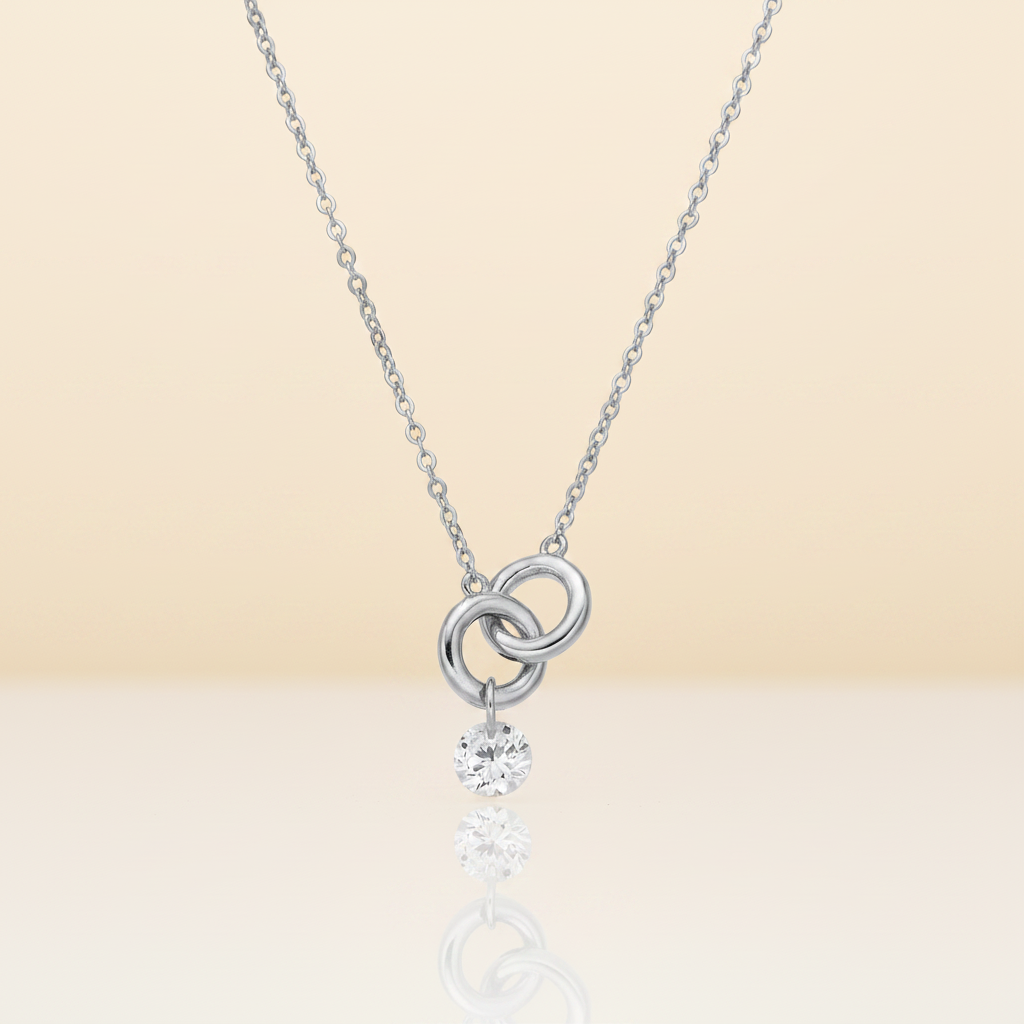 Collier argent fond beige