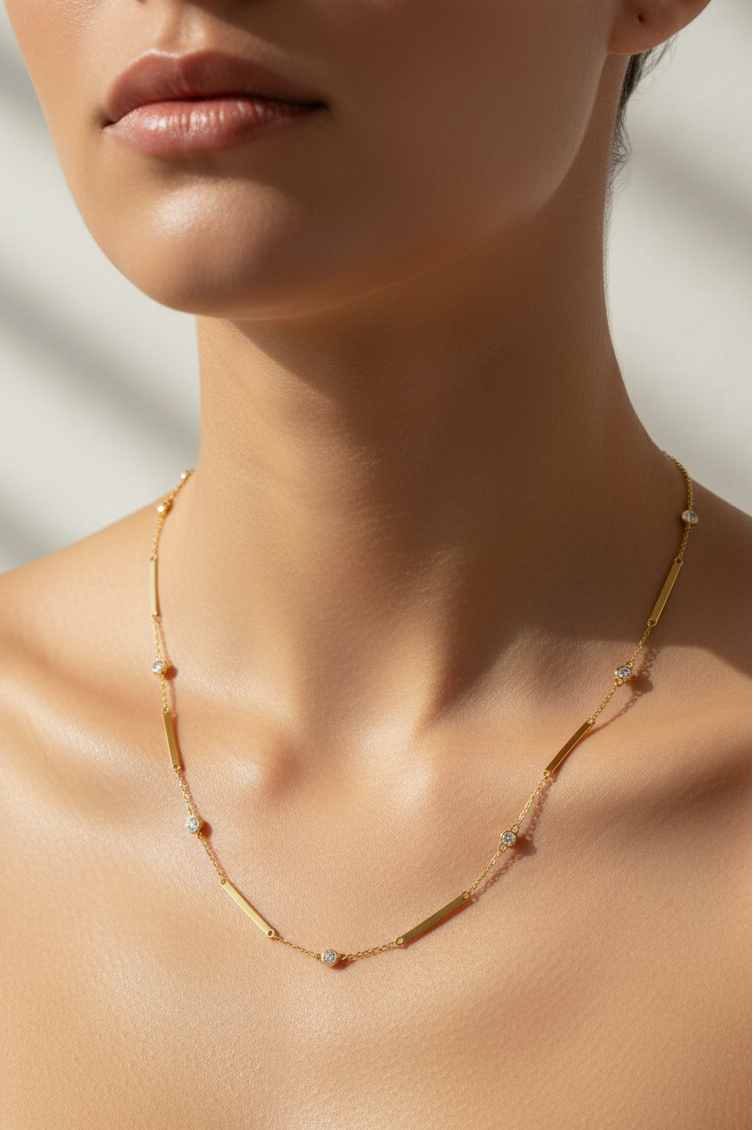 Collier Barres Zircones porté sur le cou