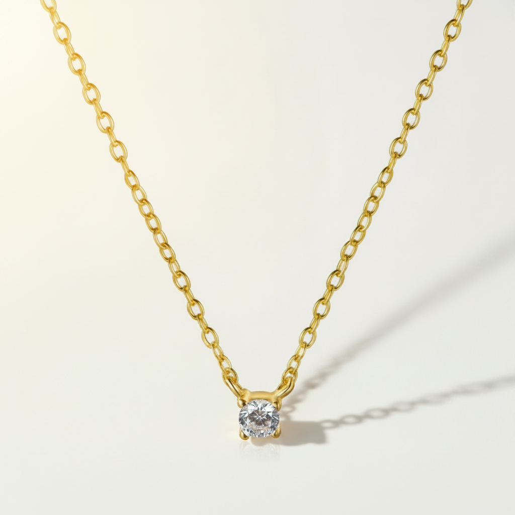 Collier Céleste Or fond quasi blanc lumière soleil