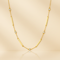 Collier - flat lay fond beige