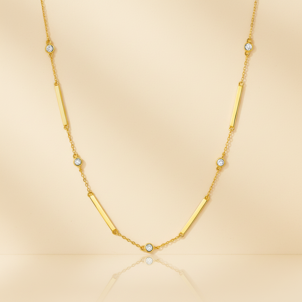 Collier - flat lay fond beige