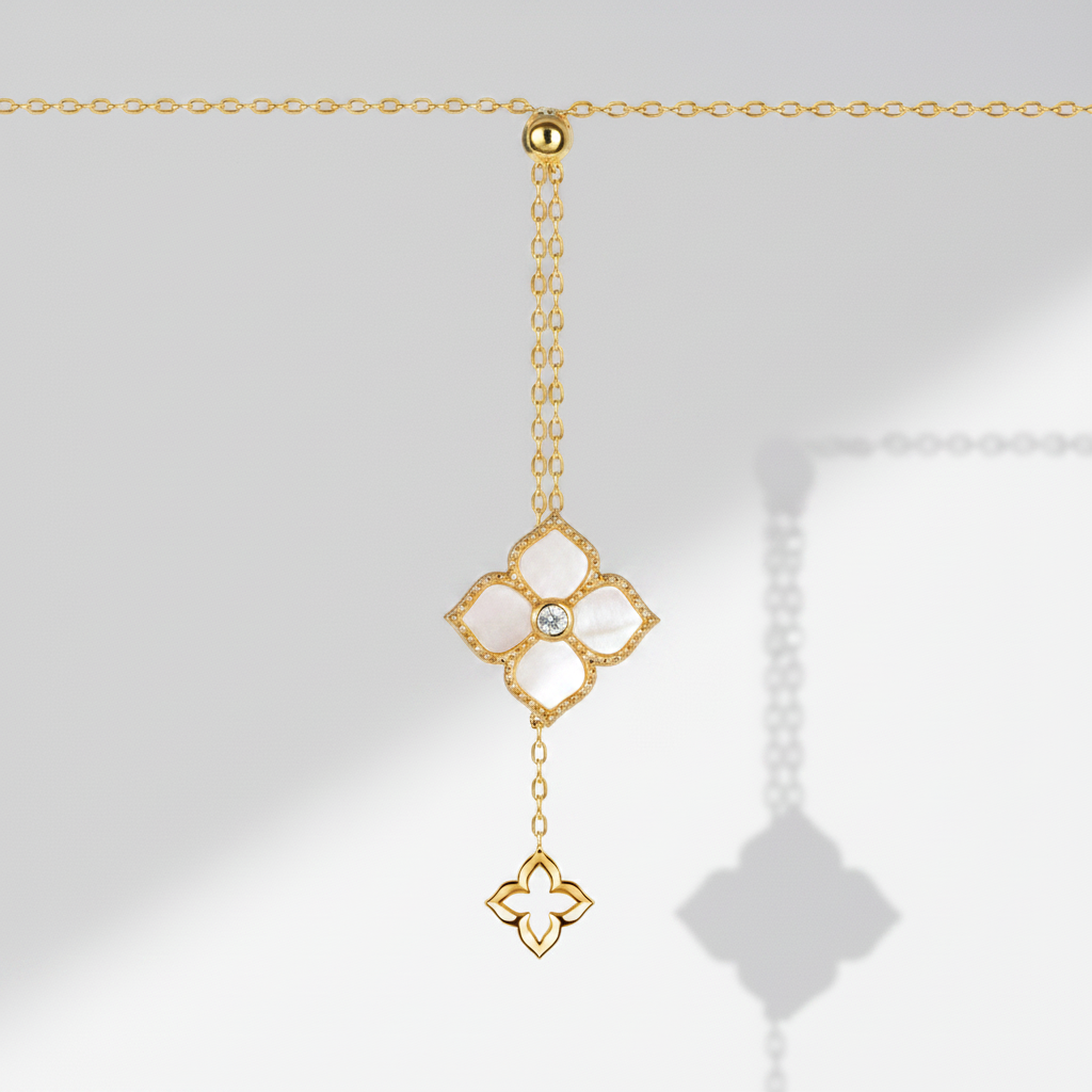 Collier Fleur Nacre fond blanc naturel