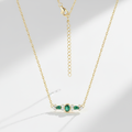 Collier Émeraude fond blanc naturel