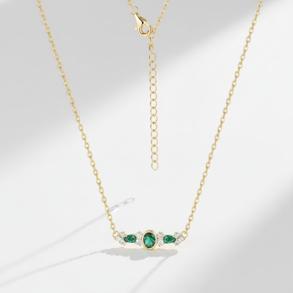 Collier Émeraude fond blanc naturel