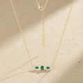 Collier émeraude fond