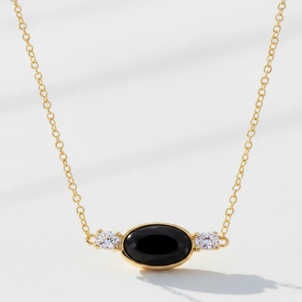 Collier Onyx macro fond blanc