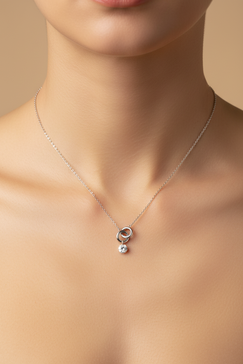 Collier porté petit