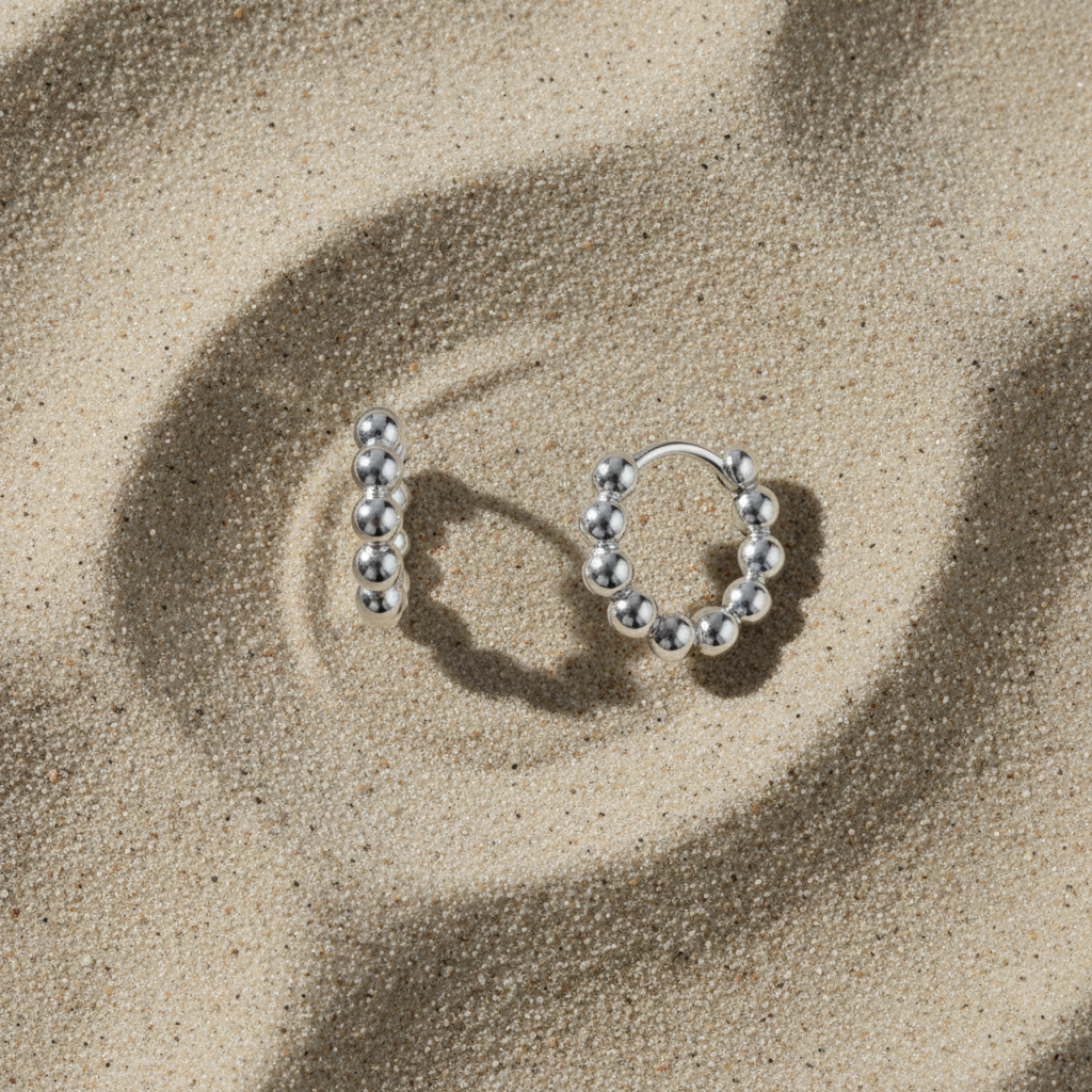 Créoles boules argent flat lay