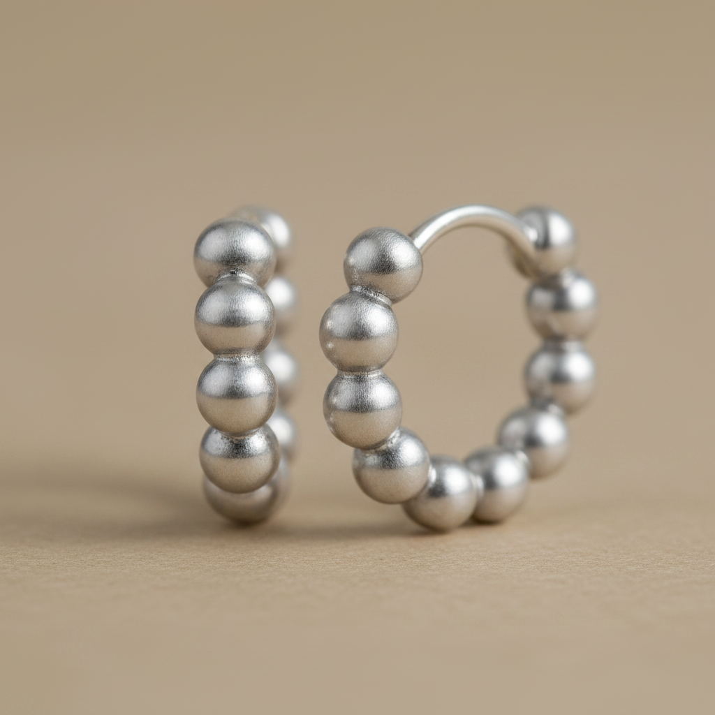 Créoles boules argent macro