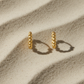Créoles boules flat lay