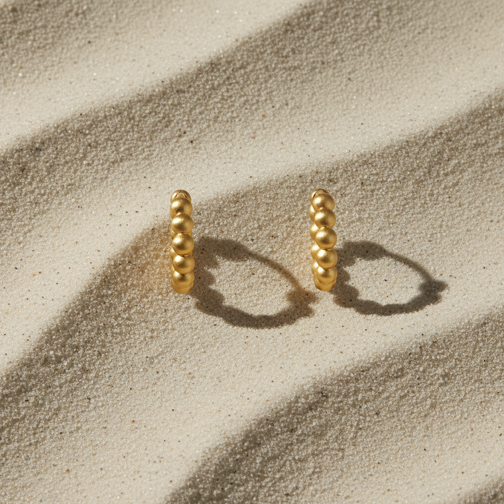 Créoles boules flat lay